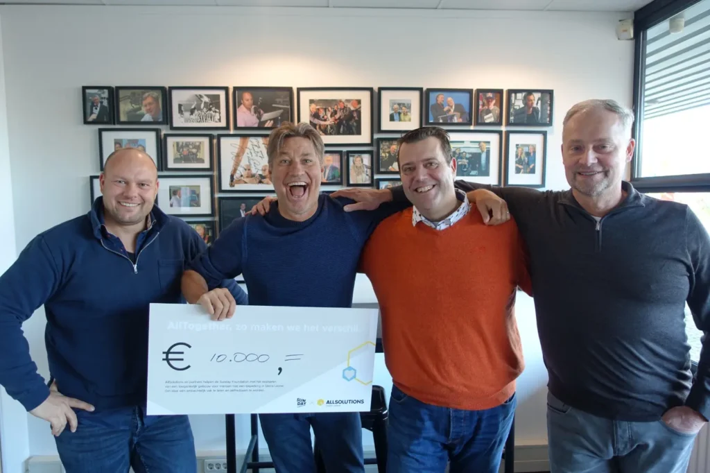cheque van €10000 voor de Sunday Foundation